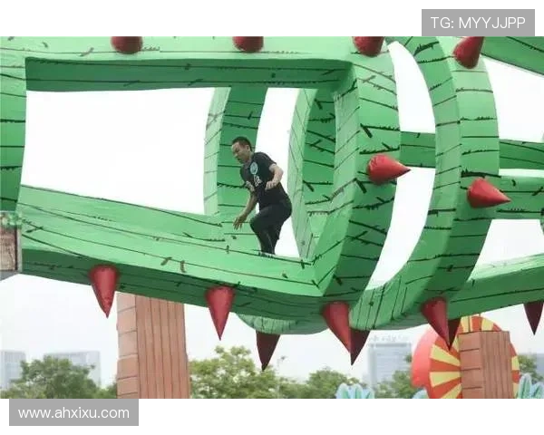 小强向前冲：不止于生存，更是生命的呐喊与飞跃